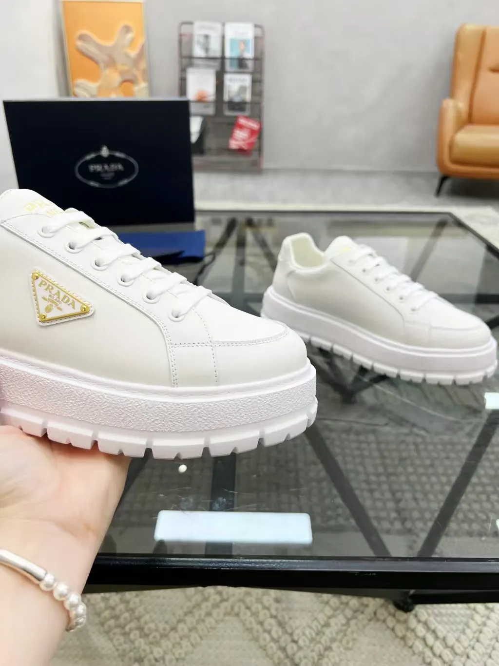 Men's Men's Shoes 💰440 [New Style] 🎍🎍Prada Prada's new men's leather sneakers, the highest version on the market, any comparison is welcome🆚! The original leather has excellent texture and is super high-end! Fetal sheep net lining imported from Italy, removable pad! Luxurious materials and fine workmanship, highly recommended! Code: 38-44 (45 can be customized